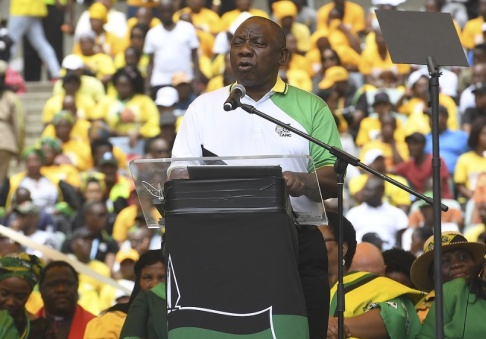 AP/TT Sydafrikas president och ANC:s ordförande Cyril Ramaphosa lanserar partiets valmanifest i Durban i januari i år. Arkivbild. AP/TT Sydafrikas president och ANC:s ordförande Cyril Ramaphosa lanserar partiets valmanifest i Durban i januari i år. Arkivbild.