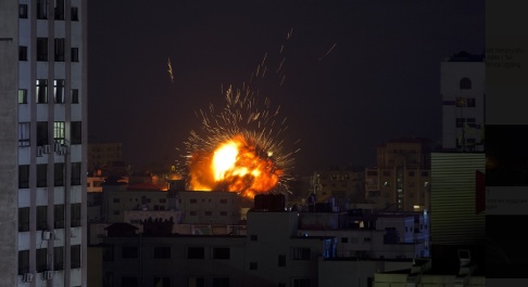 Khalil Hamra/AP/TT En israelisk attack mot en byggnad i Gaza stad på lördagen. Khalil Hamra/AP/TT En israelisk attack mot en byggnad i Gaza stad på lördagen.