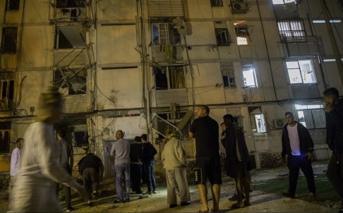 Tsafrir Abayov/AP/TT Israeler utanför ett bostadshus som under natten träffats av raketer. Tsafrir Abayov/AP/TT Israeler utanför ett bostadshus som under natten träffats av raketer.