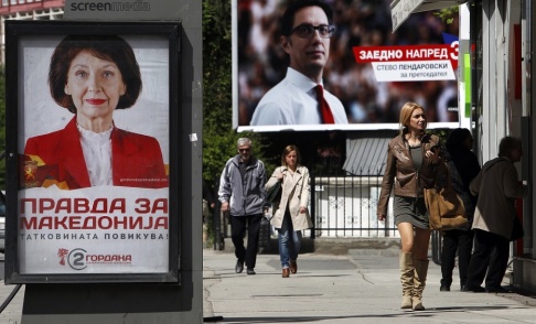Boris Grdanoski/AP/TT Kampanjaffischer med Gordana Siljanovska-Davkova och Stevo Pendarovski inför den första valomgången i april. Arkivbild. Boris Grdanoski/AP/TT Kampanjaffischer med Gordana Siljanovska-Davkova och Stevo Pendarovski inför den första valomgången i april. Arkivbild.