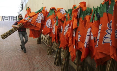 Channi Anand/AP/TT En medlem i partiet BJP under valkampanjen inför valet. Channi Anand/AP/TT En medlem i partiet BJP under valkampanjen inför valet.