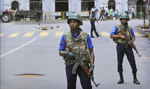 Manish Swarup/AP/TT Lankesiska soldater bevakar en katolsk kyrka i Colombo. Arkivbild. Manish Swarup/AP/TT Lankesiska soldater bevakar en katolsk kyrka i Colombo. Arkivbild.