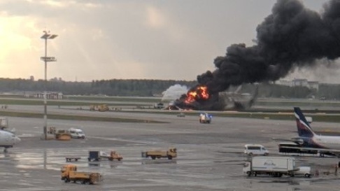 @punti_z Elden spred sig snabbt efter nödlandningen med ett Aeroflot-plan i Rysslands huvudstad Moskva. @punti_z Elden spred sig snabbt efter nödlandningen med ett Aeroflot-plan i Rysslands huvudstad Moskva.