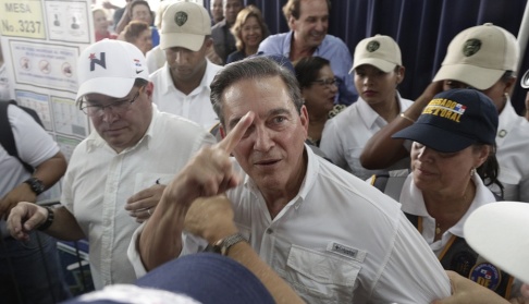 Arnulfo Franco/AP/TT Laurentino "Nito" Cortizo har segraret i Panamas presidentval enligt preliminära siffror från landets valkommission. Här en bild från en vallokal i huvudstaden på söndagen. Arnulfo Franco/AP/TT Laurentino "Nito" Cortizo har segraret i Panamas presidentval enligt preliminära siffror från landets valkommission. Här en bild från en vallokal i huvudstaden på söndagen.