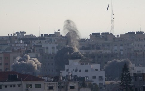 Khalil Hamra/AP/TT Ett israeliskt luftangrepp mot Gaza stad under söndagen. Khalil Hamra/AP/TT Ett israeliskt luftangrepp mot Gaza stad under söndagen.
