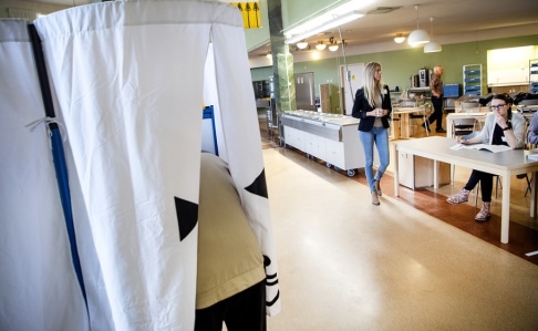 Ulf Palm/TT Att bli vald är trevligt. Men rikspolitiker är för dåliga på att avsäga sig lokala platser de valts in på, tycker experter. Arkivbild från Falun. Ulf Palm/TT Att bli vald är trevligt. Men rikspolitiker är för dåliga på att avsäga sig lokala platser de valts in på, tycker experter. Arkivbild från Falun.
