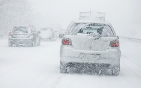 Christine Olsson/TT Stora snömängder kan ställa till det i trafiken det närmaste dygnet. Christine Olsson/TT Stora snömängder kan ställa till det i trafiken det närmaste dygnet.