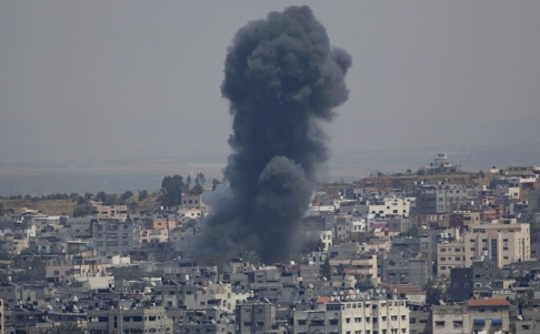 Hatem Moussa/AP/TT Rök stiger från en explosion efter en israelisk flygräd mot Gaza. Bilden är från i söndags, och flygräden är inte densamma som den som beskrivs i artikeln. Hatem Moussa/AP/TT Rök stiger från en explosion efter en israelisk flygräd mot Gaza. Bilden är från i söndags, och flygräden är inte densamma som den som beskrivs i artikeln.