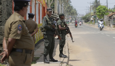 Eranga Jayawardena /AP/TT Det är spänt i Sri Lanka efter påskhelgens självmordsdåd. Lankesiska soldater patrullerar i ett muslimskt bostadsområde i en ort drygt tre mil norr om storstaden Colombo. Bild från den 6 maj. Eranga Jayawardena /AP/TT Det är spänt i Sri Lanka efter påskhelgens självmordsdåd. Lankesiska soldater patrullerar i ett muslimskt bostadsområde i en ort drygt tre mil norr om storstaden Colombo. Bild från den 6 maj.