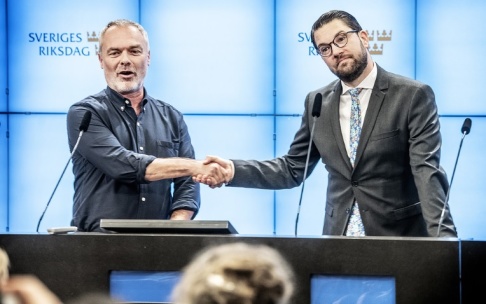 Tomas Oneborg/SvD/TT Vinnare och förlorare inför EU-valet, i alla fall enligt TV4:s sammanvägda undersökning, partiledarna Jan Björklund från Liberalerna och Jimmie Åkesson från Sverigedemokraterna. Arkivbild. Tomas Oneborg/SvD/TT Vinnare och förlorare inför EU-valet, i alla fall enligt TV4:s sammanvägda undersökning, partiledarna Jan Björklund från Liberalerna och Jimmie Åkesson från Sverigedemokraterna. Arkivbild.