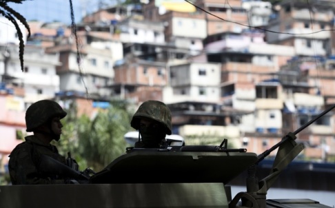Silvia Izquierdo/AP/TT Åtta personer sköts på måndagen ihjäl av polis i den så kallade favelan Maré i Rio de Janeiro. Arkivbild från Rocinha, en annan favela i staden. Silvia Izquierdo/AP/TT Åtta personer sköts på måndagen ihjäl av polis i den så kallade favelan Maré i Rio de Janeiro. Arkivbild från Rocinha, en annan favela i staden.