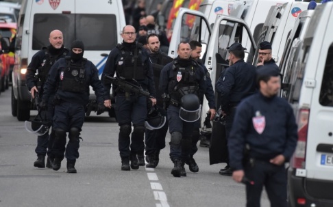 PASCAL PAVANI/AFP/TT Poliser i närheten av den bar där en 17-åring på tisdagskvällen höll fyra kvinnor gisslan. PASCAL PAVANI/AFP/TT Poliser i närheten av den bar där en 17-åring på tisdagskvällen höll fyra kvinnor gisslan.