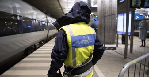 Johan Nilsson/TT En passkontrollant på väg ombord för att kontrollera ett Öresundståg på station Hyllie utanför Malmö i januari 2018. Johan Nilsson/TT En passkontrollant på väg ombord för att kontrollera ett Öresundståg på station Hyllie utanför Malmö i januari 2018.