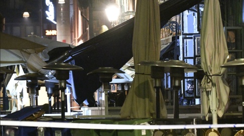 Johan Nilsson/TT Nationella bombskyddet på plats efter en explosion vid restaurang Koi på Lilla torg i Malmö natten till fredagen. Johan Nilsson/TT Nationella bombskyddet på plats efter en explosion vid restaurang Koi på Lilla torg i Malmö natten till fredagen.