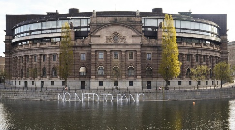 THOMMY TENGBORG/TT Fyra Greenpeace-aktivister greps efter att ha klottrat utanför riksdagen. THOMMY TENGBORG/TT Fyra Greenpeace-aktivister greps efter att ha klottrat utanför riksdagen.