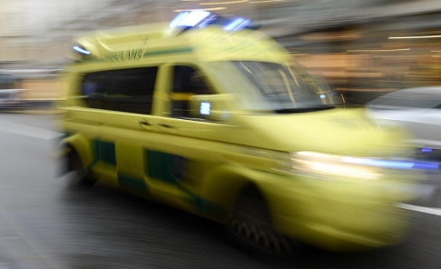 Bertil Enevåg Ericson / TT Ambulans har skickats till en skola i Osby för att ta hand om skärrade elever sedan en man gått till attack mot en skolbuss med slägga. Arkivbild. Bertil Enevåg Ericson / TT Ambulans har skickats till en skola i Osby för att ta hand om skärrade elever sedan en man gått till attack mot en skolbuss med slägga. Arkivbild.