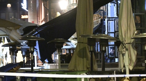 Johan Nilsson/TT Nationella bombskyddet på plats efter en explosion vid en restaurang på Lilla torg i Malmö natten till fredagen. Johan Nilsson/TT Nationella bombskyddet på plats efter en explosion vid en restaurang på Lilla torg i Malmö natten till fredagen.