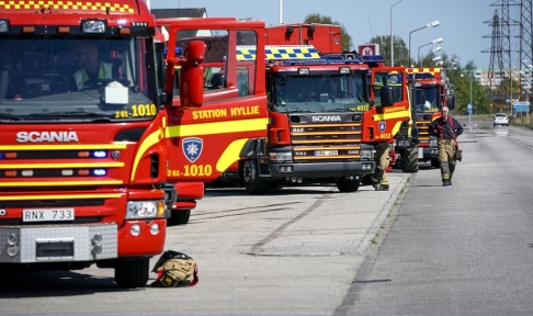 Johan Nilsson/TT Räddningstjänst på plats vid Oljehamnen i Malmö där bensin läckte ut. Johan Nilsson/TT Räddningstjänst på plats vid Oljehamnen i Malmö där bensin läckte ut.