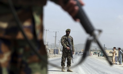 Rahmat Gul/AP/TT Afghanska soldater vid en väg utanför Kabul. Bilden är tagen i ett annat sammanhang. Arkivbild från 28 april. Rahmat Gul/AP/TT Afghanska soldater vid en väg utanför Kabul. Bilden är tagen i ett annat sammanhang. Arkivbild från 28 april.