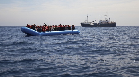 Fabian Heinz/AP/TT Migranter på en gummibåt i havet utanför Libyens kust. Observera att bilden är tagen i ett annat sammanhang. Fabian Heinz/AP/TT Migranter på en gummibåt i havet utanför Libyens kust. Observera att bilden är tagen i ett annat sammanhang.