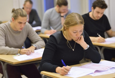 Henrik Montgomery Trägen vinner, eller? Tjejer får högre betyg, men killarna kommer igen i högskoleprovet. Arkivbild. Henrik Montgomery Trägen vinner, eller? Tjejer får högre betyg, men killarna kommer igen i högskoleprovet. Arkivbild.