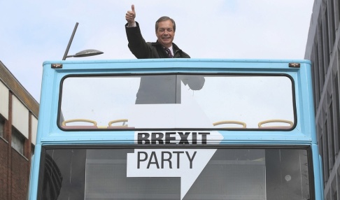 Danny Lawson/PA via AP/TT Brexitpartiets ledare, den tidigare Ukip-frontfiguren Nigel Farage, EU-valkampanjar i Sunderland. Danny Lawson/PA via AP/TT Brexitpartiets ledare, den tidigare Ukip-frontfiguren Nigel Farage, EU-valkampanjar i Sunderland.