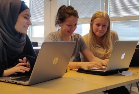 Ung Vetenskapssport/TT Totalt lockades 38 gymnasietjejer från många olika delar av landet till programmeringslägret.. Från vänster Bushra Alawad, 18 år, Agnes Ekman, 18, och Tuva Broström, 19 år. Ung Vetenskapssport/TT Totalt lockades 38 gymnasietjejer från många olika delar av landet till programmeringslägret.. Från vänster Bushra Alawad, 18 år, Agnes Ekman, 18, och Tuva Broström, 19 år.