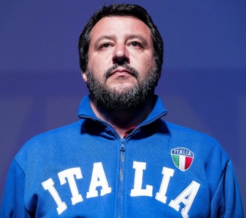 Angelo Carconi/AP/TT Partiledaren och inrikesminister Matteo Salvini klär sig folkligt snarare än i kostym och slips, hånar intellektuella och driver en kampanj mot flyktingar. På bara ett par år har han lyckats öka stödet för Lega från fyra procent till vad som väntas bli över trettio procent. Angelo Carconi/AP/TT Partiledaren och inrikesminister Matteo Salvini klär sig folkligt snarare än i kostym och slips, hånar intellektuella och driver en kampanj mot flyktingar. På bara ett par år har han lyckats öka stödet för Lega från fyra procent till vad som väntas bli över trettio procent.