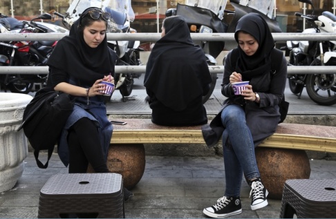 Vahid Salemi/AP/TT Kvinnor i huvudduk i Irans huvudstad Teheran. Arkivbild. Vahid Salemi/AP/TT Kvinnor i huvudduk i Irans huvudstad Teheran. Arkivbild.