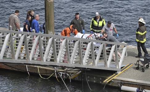 Dustin Safranek/AP/TT En person får vård efter sjöplanskrocken i Alaska. Fem personer omkom och tio skadades i olyckan. En av passagerarna saknas fortfarande. Dustin Safranek/AP/TT En person får vård efter sjöplanskrocken i Alaska. Fem personer omkom och tio skadades i olyckan. En av passagerarna saknas fortfarande.