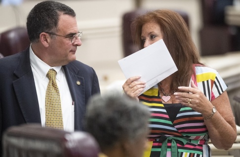 Mickey Welsh/AP/TT Delstatskongressledamöterna Chris Pringle och Terri Collins i Alabama Statehouse i Montgomery i samband med veckans överläggningar om abortlagstiftningen. Mickey Welsh/AP/TT Delstatskongressledamöterna Chris Pringle och Terri Collins i Alabama Statehouse i Montgomery i samband med veckans överläggningar om abortlagstiftningen.