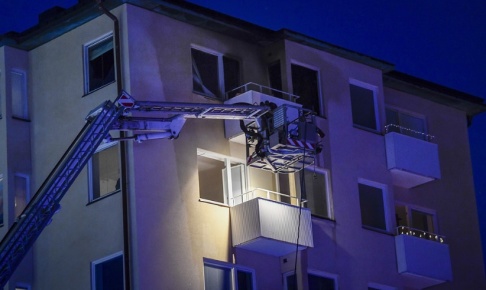 Erik Simander/TT Rökdykare hjälpte två skadade personer ut ur den brandskadade lägenheten på Söder i Stockholm. Erik Simander/TT Rökdykare hjälpte två skadade personer ut ur den brandskadade lägenheten på Söder i Stockholm.
