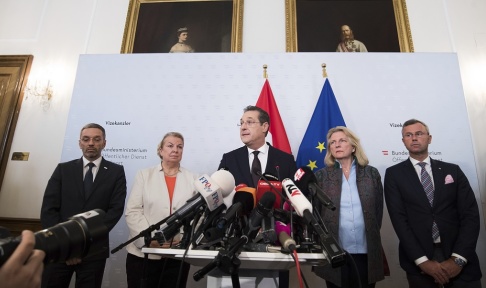 Michael Gruber/AP/TT Österrikes vicekansler meddelade sin avgång vid en presskonferens på lördagen. Michael Gruber/AP/TT Österrikes vicekansler meddelade sin avgång vid en presskonferens på lördagen.