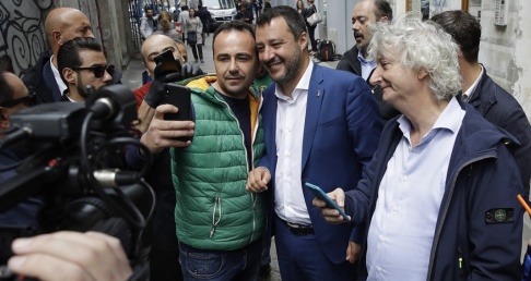 Luca Bruno/AP/TT Italiens inrikesminister och vice premiärminister Matteo Salvini i blå kavaj ställer upp på selfies i samband med att han ska hålla en presskonferens i Milano. Luca Bruno/AP/TT Italiens inrikesminister och vice premiärminister Matteo Salvini i blå kavaj ställer upp på selfies i samband med att han ska hålla en presskonferens i Milano.