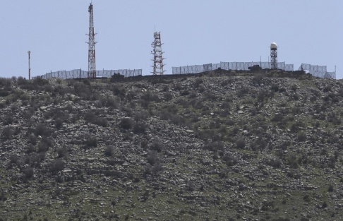 Hussein Malla/AP/TT Israel uppges utföra luftanfall mot syriska mål. Arkivbild av en israelisk militäranläggning i Golanhöjderna. Hussein Malla/AP/TT Israel uppges utföra luftanfall mot syriska mål. Arkivbild av en israelisk militäranläggning i Golanhöjderna.