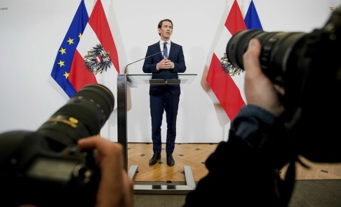 Michael Gruber/AP/TT Österrikes förbundskansler Sebastian Kurz meddelade att hans regering spricker på grund av skandalfilmen med vicekanslern Strache. Michael Gruber/AP/TT Österrikes förbundskansler Sebastian Kurz meddelade att hans regering spricker på grund av skandalfilmen med vicekanslern Strache.