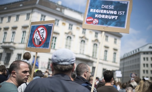 Michael Gruber/AP/TT Tusentals demonstranter samlades på lördagen i regeringskvarteren i Wien och krävde nyval. Michael Gruber/AP/TT Tusentals demonstranter samlades på lördagen i regeringskvarteren i Wien och krävde nyval.