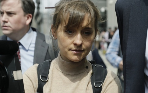 Mark Lennihan "Smallville"-skådespelerskan Allison Mack har erkänt sig skyldig till bland annat sexhandel och tvångsarbete i samband med den kontroversiella självhjälpsgruppen Nxivm. Mark Lennihan "Smallville"-skådespelerskan Allison Mack har erkänt sig skyldig till bland annat sexhandel och tvångsarbete i samband med den kontroversiella självhjälpsgruppen Nxivm.