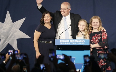 Rick Rycroft/AP/TT Scott Morrison med sin fru, Jenny, och parets två barn under valnatten. Rick Rycroft/AP/TT Scott Morrison med sin fru, Jenny, och parets två barn under valnatten.