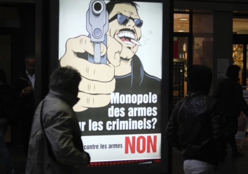 Frank Jordans/AP/TT "Ska vi ge vapenmonopol till de kriminella? NEJ", står det på en affisch inför omröstningen i Schweiz som hölls på söndagen. Frank Jordans/AP/TT "Ska vi ge vapenmonopol till de kriminella? NEJ", står det på en affisch inför omröstningen i Schweiz som hölls på söndagen.