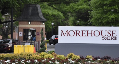 Mike Stewart/AP/TT Avgångselever vid Morehouse College i Atlanta, USA, fick en oväntad och generös examenspresent. Arkivbild tagen i annat sammanhang. Mike Stewart/AP/TT Avgångselever vid Morehouse College i Atlanta, USA, fick en oväntad och generös examenspresent. Arkivbild tagen i annat sammanhang.