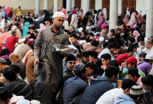 En man bär sin måltid när muslimer samlas för att äta Iftar under Ramadan, vid Al Azhar-moskén i det gamla islamiska området Kairo i Egypten den 12 maj 2019. REUTERS / Mohamed Abd El Ghany. En man bär sin måltid när muslimer samlas för att äta Iftar under Ramadan, vid Al Azhar-moskén i det gamla islamiska området Kairo i Egypten den 12 maj 2019. REUTERS / Mohamed Abd El Ghany.