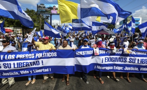 Alfredo Zuniga/AP/TT Regeringskritiska demonstranter kräver rättvisa, liv och frihet under en manifestation i Managua i Nicaragua i augusti 2018. Arkivbild. Alfredo Zuniga/AP/TT Regeringskritiska demonstranter kräver rättvisa, liv och frihet under en manifestation i Managua i Nicaragua i augusti 2018. Arkivbild.