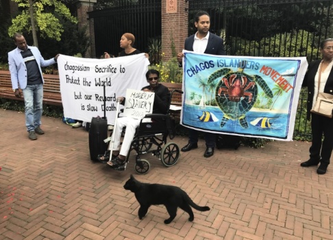 Mike Corder/AP Demonstranter från Chagosöarnas ursprungsbefolkning utanför den internationella domstolen i Haag 2018. Mike Corder/AP Demonstranter från Chagosöarnas ursprungsbefolkning utanför den internationella domstolen i Haag 2018.