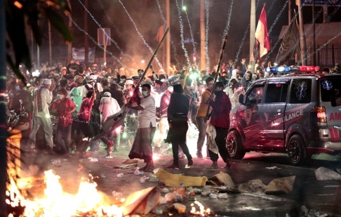 Dita Alangkara/AP/TT Fyrverkeripjäser exploderar vid anhängare till Prabowo Subianto, som förlorade presidentvalet mot den sittande presidenten Joko Widodo. Dita Alangkara/AP/TT Fyrverkeripjäser exploderar vid anhängare till Prabowo Subianto, som förlorade presidentvalet mot den sittande presidenten Joko Widodo.