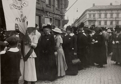 Demonstrationståg för kvinnorösträtten, Göteborg - Nordiska Museet Demonstrationståg för kvinnorösträtten, Göteborg - Nordiska Museet