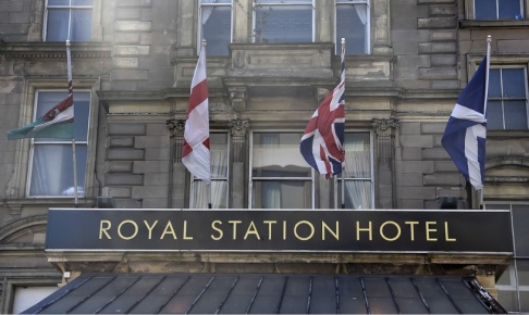Wiktor Nummelin/TT Än så länge fladdrar flaggorna från Wales, England, Storbritannien och Skottland sida vid sida utanför järnvägshotellet i Newcastle. Men brexit har gjort relationen allt mer snårig. Wiktor Nummelin/TT Än så länge fladdrar flaggorna från Wales, England, Storbritannien och Skottland sida vid sida utanför järnvägshotellet i Newcastle. Men brexit har gjort relationen allt mer snårig.