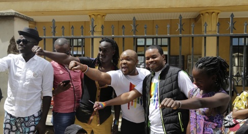 Khalil Senosi/AP/TT Kenyas högsta domstol ändrar inte lagen som kan bestraffa homosexualitet med fängelse i 14 år, vilket dessa gayaktivister hade hoppats på. Khalil Senosi/AP/TT Kenyas högsta domstol ändrar inte lagen som kan bestraffa homosexualitet med fängelse i 14 år, vilket dessa gayaktivister hade hoppats på.