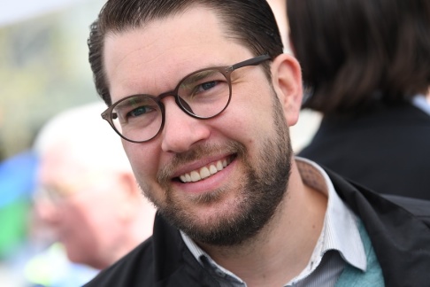 Johan Nilsson/TT En person har förhörts efter att en smällare kastats mot Sverigedemokraternas partiledare Jimmie Åkessons bil i Mariestad. Arkivbild. Johan Nilsson/TT En person har förhörts efter att en smällare kastats mot Sverigedemokraternas partiledare Jimmie Åkessons bil i Mariestad. Arkivbild.