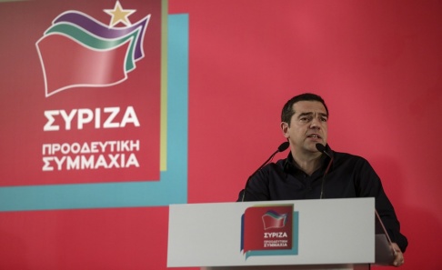 Yorgos Karahalis/AP/TT Greklands premiärminister Alexis Tsipras i ett tal under ett partimöte på måndagen. Yorgos Karahalis/AP/TT Greklands premiärminister Alexis Tsipras i ett tal under ett partimöte på måndagen.